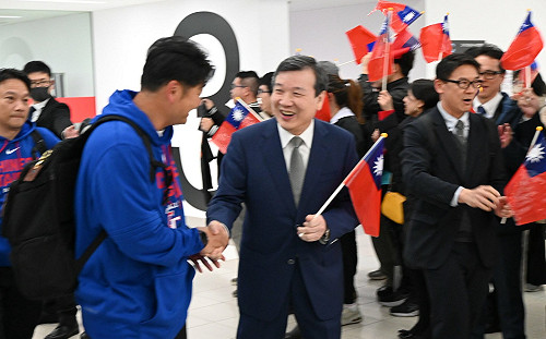 （影）經典賽將開打！駐日代表李逸洋赴羽田迎接台灣隊  僑胞揮國旗高喊加油