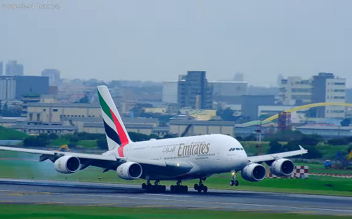 (影)到家了！美伊衝突後首班「杜拜返台航班」抵桃機 降落瞬間感動全網