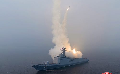 金正恩視察「崔賢號」觀摩導彈試射  誓言加速海軍核武化
