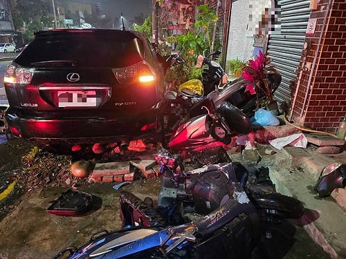 台中轎車撞貨車後失控撞10機車 駕駛徒步肇逃遭鎖定