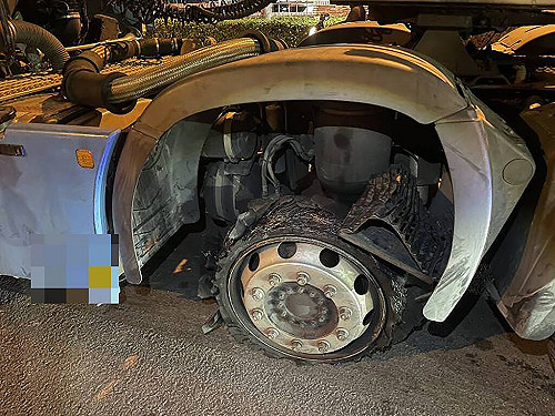 國1彰化段半聯結車爆胎　16車撞胎皮幸無人傷