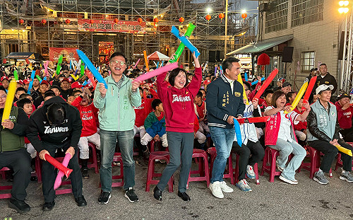 (影)浩天宮前觀看台大日戰  何欣純攜500「野球甜燒餅」應援