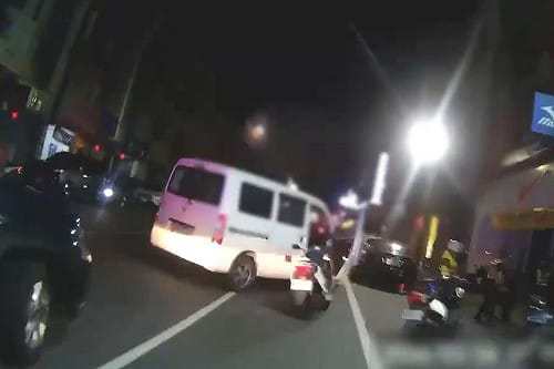 台南老翁開車闖廟會交管區　警強力壓制引熱議