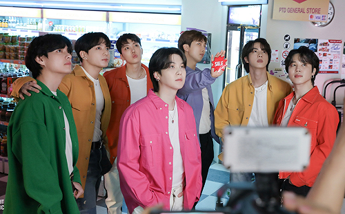 BTS回歸演唱會爆黃牛亂象！韓國警方「出動4800名警力」維持秩序