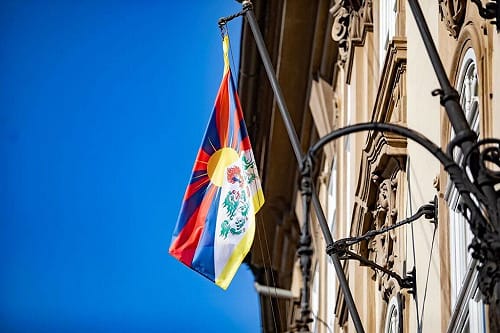 捷克參議院掛西藏旗  提案反對中國干涉達賴喇嘛繼任