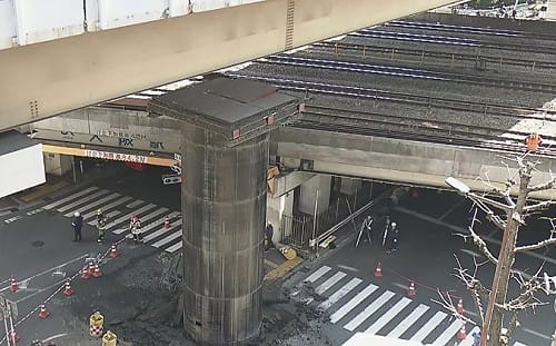 (影) 日本大阪驚現「神奇柱子」! 自行突破地表直衝18公尺高 民眾通勤嚇傻