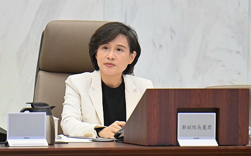 鄭麗君主持消保會通過交友媒合新規範　強化飲用水、藍牙耳機及餐飲禮券保障