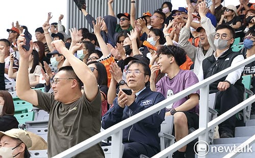 中職熱身賽亞太棒球場開打  黃偉哲進場為統一獅加油邀球迷進場挺獅