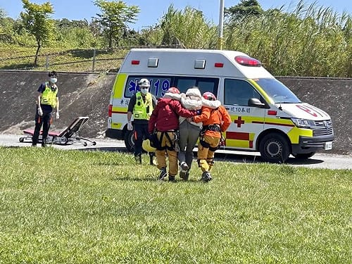 男攀登北二段失足骨折  空勤直升機吊掛救援