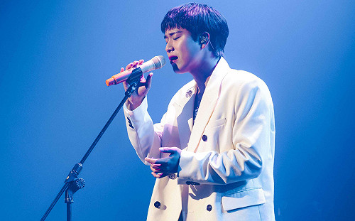 李茂珍來台伴粉共度白色情人節！見「玫瑰燈海應援」驚呆：怎麼會出現這個