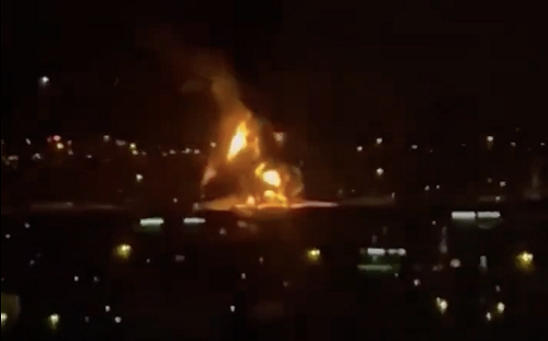 (影) 無人機襲擊杜拜機場！ 油槽起火夜空染橘
