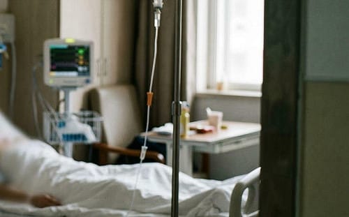 仗著年輕掉以輕心！30歲男發燒咳血竟是睪丸癌末期  確診1個月病逝