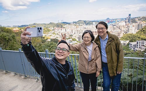 蔡英文基隆健行俯瞰軍港西遷新貌　童子瑋：向「師傅」林右昌學習