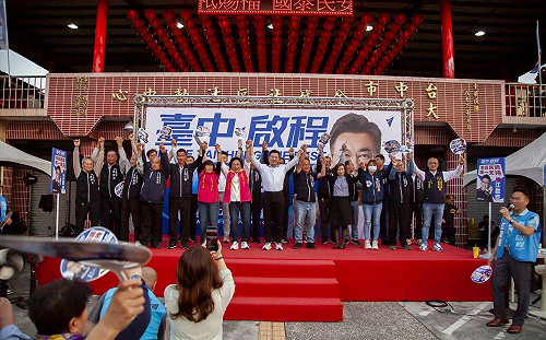 何欣純本命區「秀肌肉」 江啟臣大里連辦兩場見面會