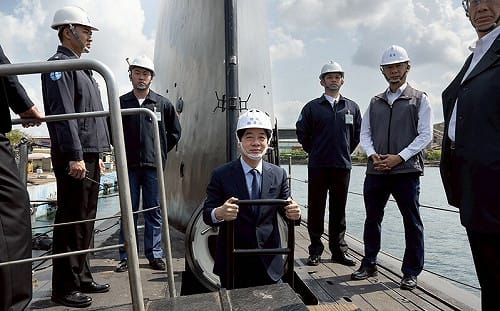 登上海鯤號  賴清德：在野黨應通過不打折、不放水的政院版國防特別條例