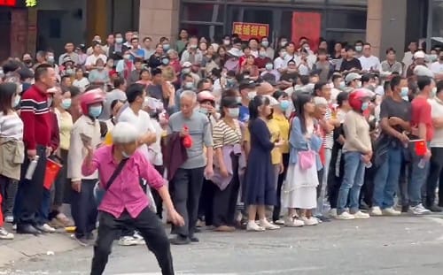 (影)傳殯葬設置惹警民衝突  廣東白髮老奶奶擲石砸鎮暴警