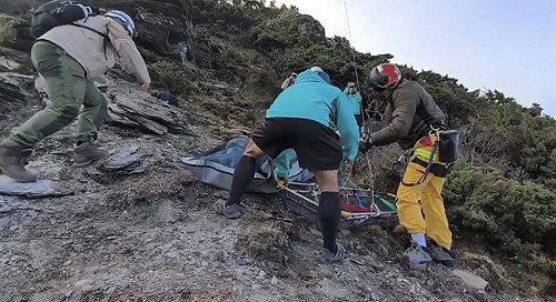 偕妻攀南橫關山6旬男倒地身亡　空勤直升機吊掛後送