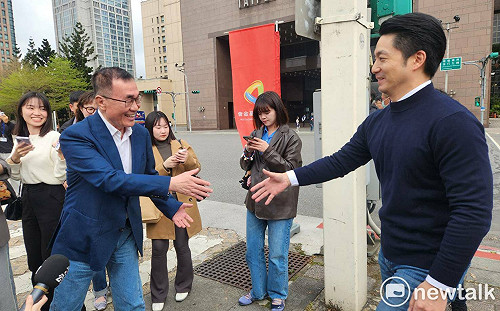 重逢李四川笑開懷 蔣萬安：多吃「川貝」枇杷膏