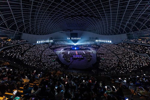 TWICE大巨蛋安可不斷　周子瑜激動落淚蹲地謝粉絲