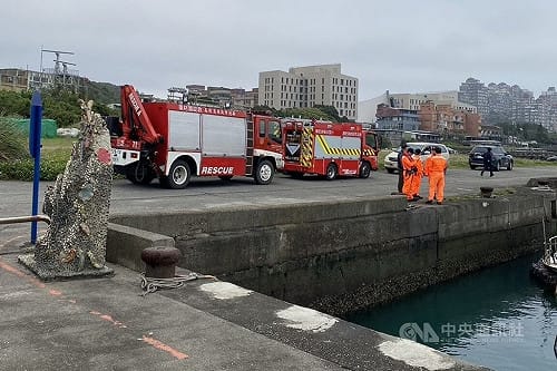 新北后厝漁港汽車墜海事故　警消到場搜救