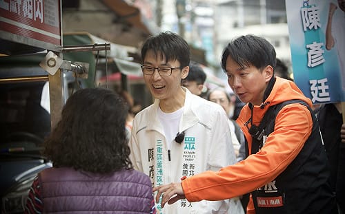 陳彥廷首次市場掃街略顯生澀 「學長」陳宥丞親自陪同指導