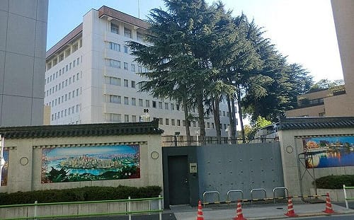 見過有人持18釐米長刀擅闖使館 與大使交談的先例嗎? 被日記者問 北京怒回