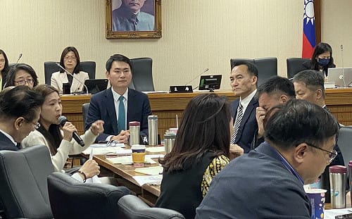 「參不加機密會議都被你講」 徐巧芯回擊顧立雄：「懂了沒有啊」 