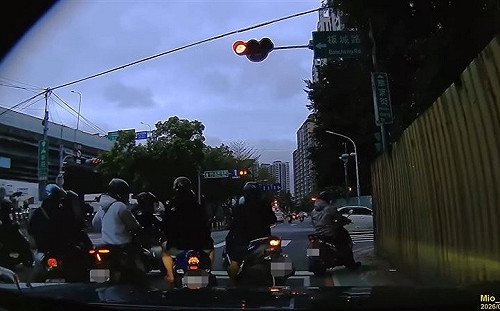 女兒突發熱痙攣！父「大喊借過」飆車衝急診 淚謝用路人讓道