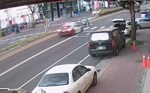 花蓮市警車超速撞死女機車騎士！「肇責各半」家屬無法接受