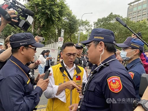 京華城等案一審宣判 場外小草和反對者零星衝突