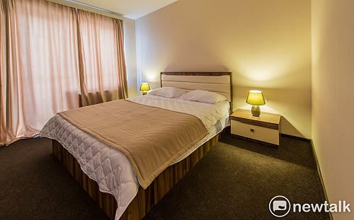 AI翻轉訂房生態！Booking執行長憂「中小旅宿遭邊緣化」公開挺反壟斷審查