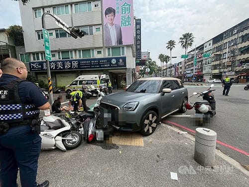 台中轉彎車碰撞再衝待轉區　多輛機車遭殃5人傷