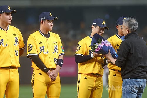 中職開幕戰向經典賽英雄致敬　蔡其昌獻花致謝