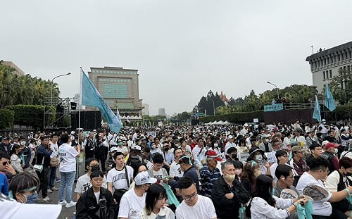 快訊》活動開場前10分鐘！民眾黨凱道討公道喊：現場已破一萬人 