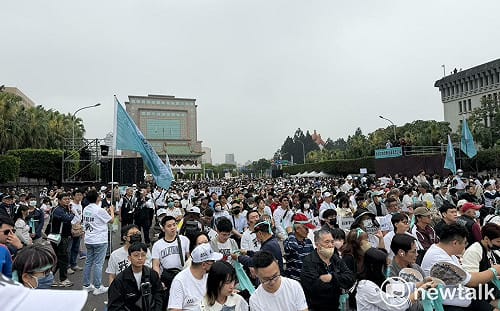 民眾黨、黃國昌稱超過8萬人上凱道？ 四叉貓：是個「乘十」的政黨