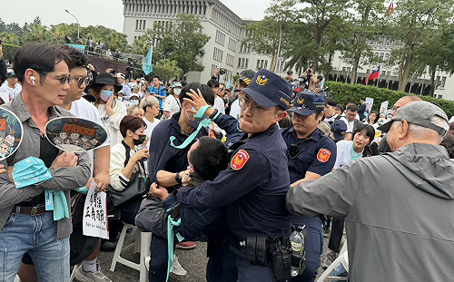 挺柯造勢破3萬人！常行深罵藍委、吃屎哥喊「柯文哲貪污」被抬走 