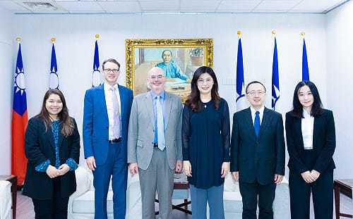 親中第一、對美次要？ 鄭麗文：小孩子才做選擇、台灣全都要