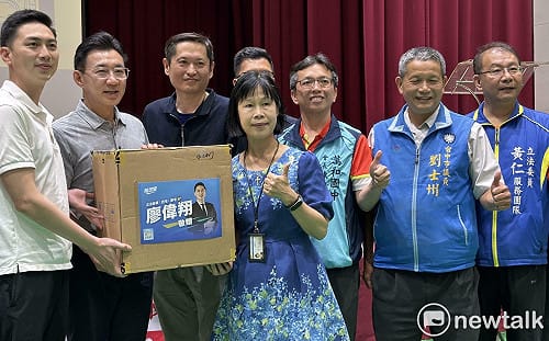 (影)金牌搖籃驚傳球荒！廖偉翔、運彩公會捐專業羽球  助萬和國中再戰全中運