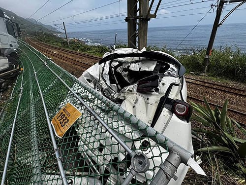 曳引車宜蘭爆胎撞5車　台鐵東部幹線受波及