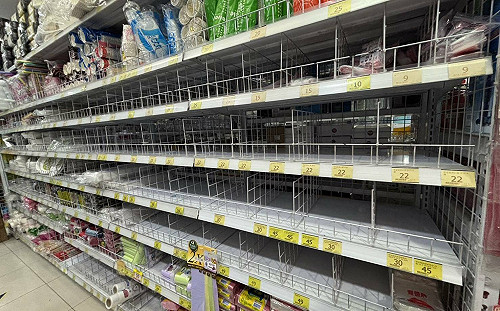 塑膠袋之亂席捲全台！中東戰火釀供應鏈斷裂　貨架空蕩蕩、業者崩潰喊無法開店