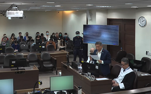 （影）京華城等案審判前間  柯文哲稱「我很節儉」並哽咽說：我家沒傭人！