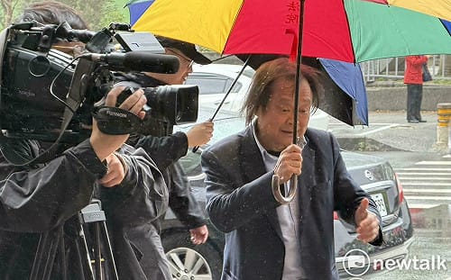 柯文哲哽咽陳佩琪跪著擦地板 王世堅：法庭直播戳到柯的弱點 