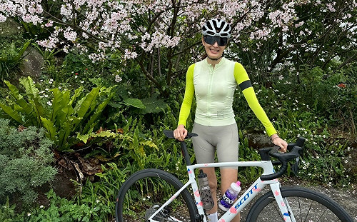 賈永婕發文稱「自行車手」最近很紅  網笑：妳是不是在偷臭柯文哲！