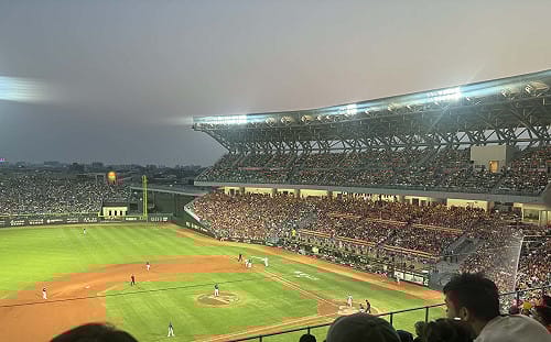 亞太球場攤商爭議延燒！台南市體育局招標時間引爆質疑　攤商反映：承辦人根本不在