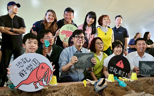 高雄「恐龍酷樂園」開幕爆棚　陳其邁：打造具教育意義兒童節體驗