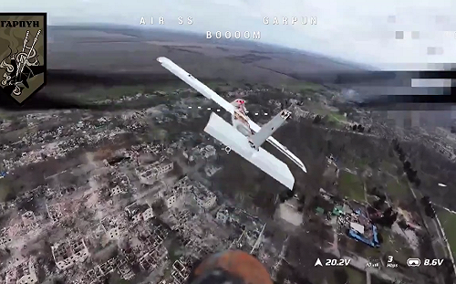 (影) 俄軍又栽一架蘇-30! 曾被笑是「家庭主婦玩具」! 烏無人機空中擊落俄機