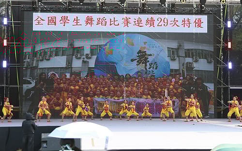 岡山國小舞蹈隊登「恐龍酷樂園」舞台    驚艷演出再現29連霸實力