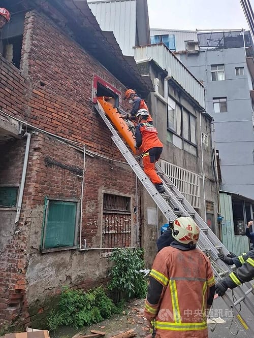 新北土城磚造老屋頂瓦片突坍落　警消救出1人送醫