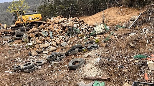 北竿公有山坡地遭堆置廢棄物 檢嚴辦業者20萬交保