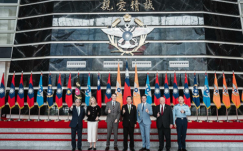 國防部長顧立雄接見美國國會議員訪團　深化台美安全合作